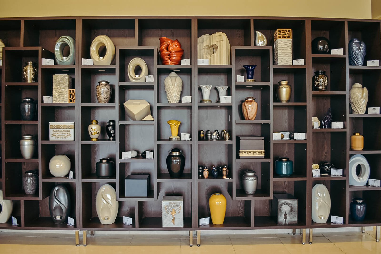 Εικόνα με τεφροδόχους στην υποδοχή του χώρου Αποτεφρωτηρίου Αλεξάνδρειας